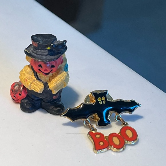 Two fabulous Halloween pins.  Pumpkin pin is ceramic. Bat pin is metal. - Picture 1 of 15